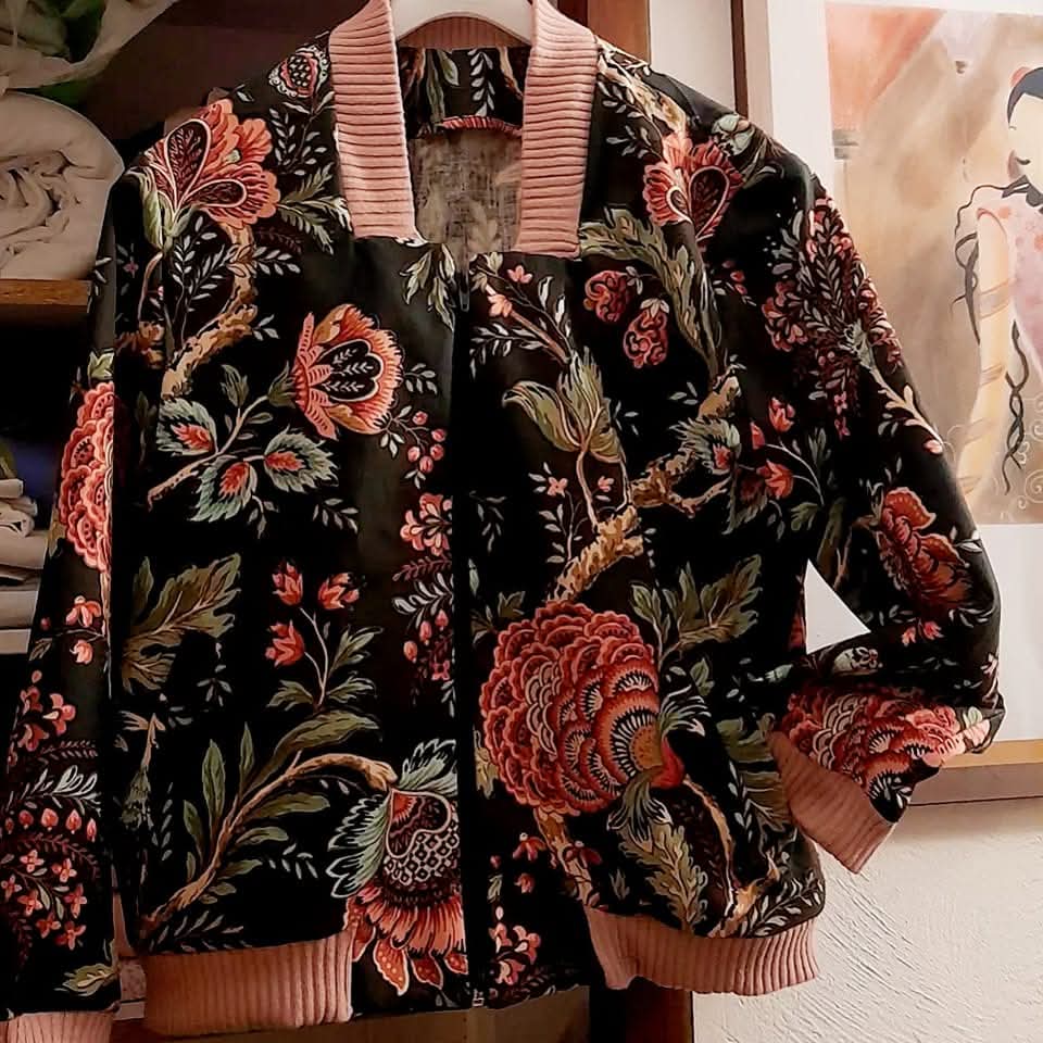 Bomber fait de tissu fleuri