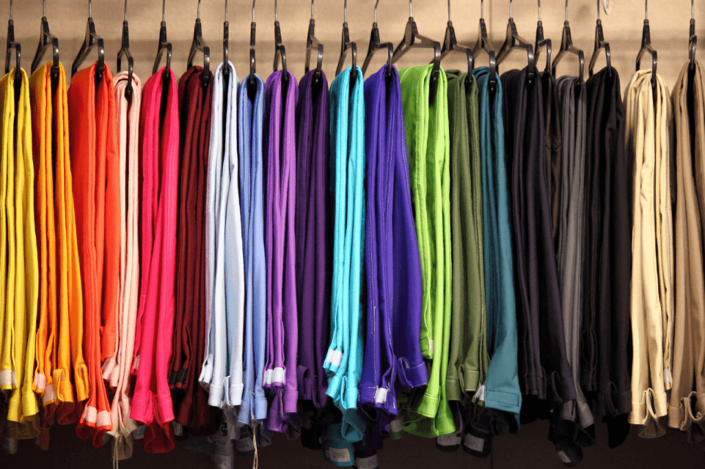 Ensemble de pantalons multicolores suspendus à des cintres
