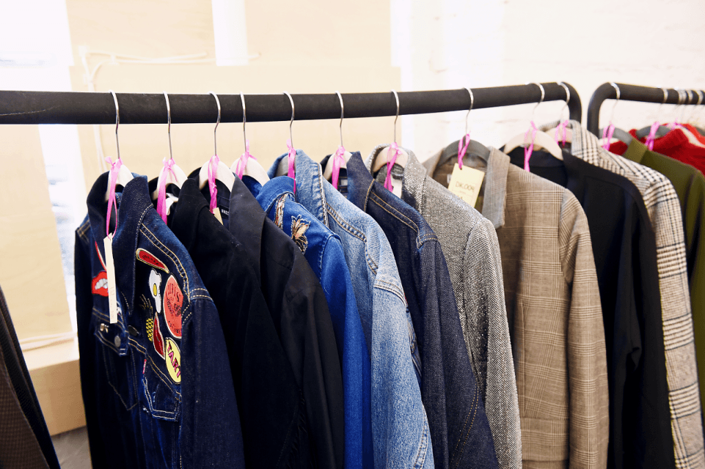 Ensemble de vestes suspendues à un portant