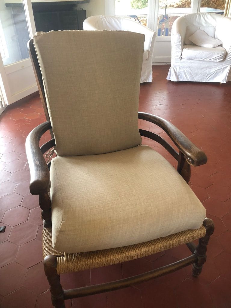 Chaise avec coussins entourés de housses beiges