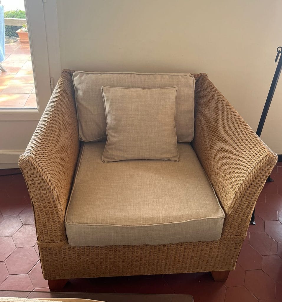 Fauteuil avec coussins entourés de housses beiges